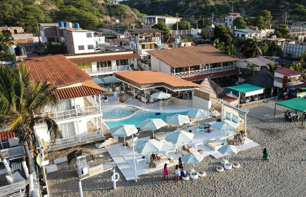索里托斯Hotel Boutique Noelani的享有带游泳池的度假村的空中景致