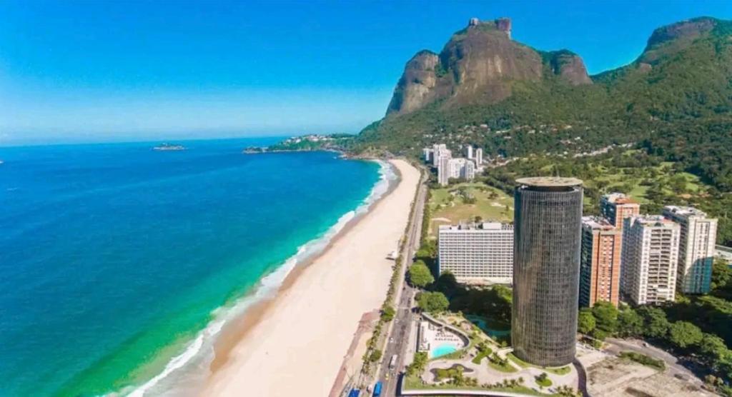 里约热内卢Hotel Nacional rj的享有海滩和海洋的空中景致
