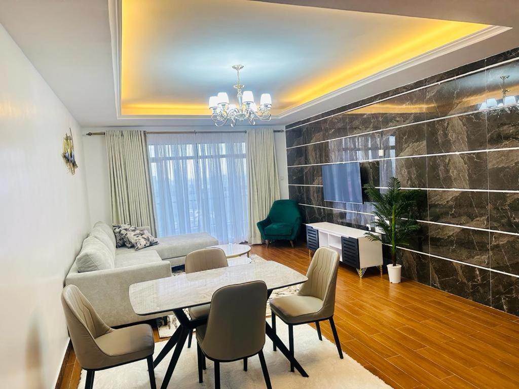 内罗毕Luxe的客厅配有沙发和桌椅