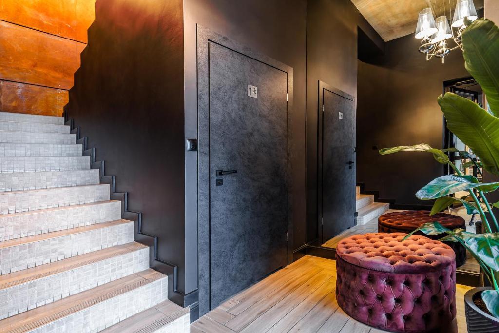 沃姆扎NeroHome Bed&Breakfast的走廊设有楼梯和紫色凳子