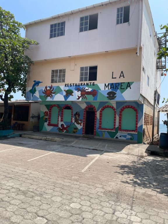 拉利伯塔德Playa El Obispo D La Marea building La Libertad的一面有壁画的建筑