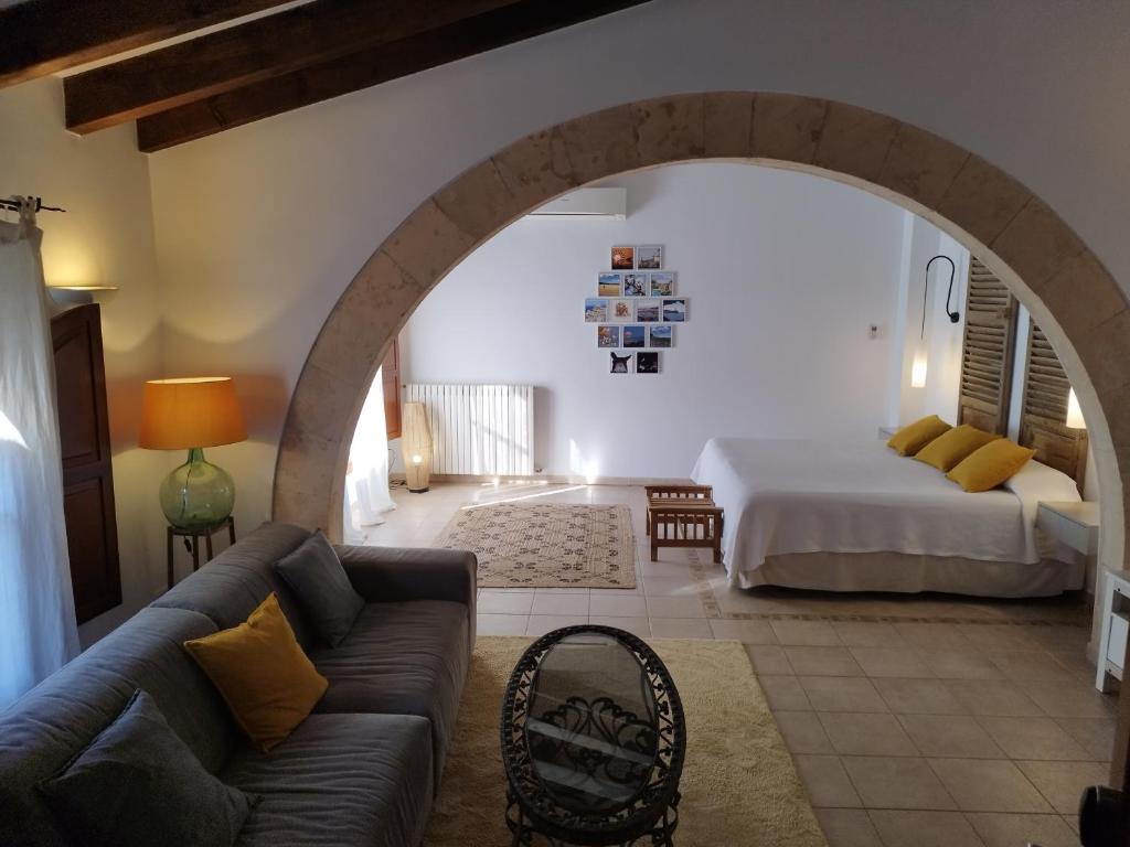 阿尔盖达PETIT HOTEL ALGAIDA的客厅配有沙发和1张床