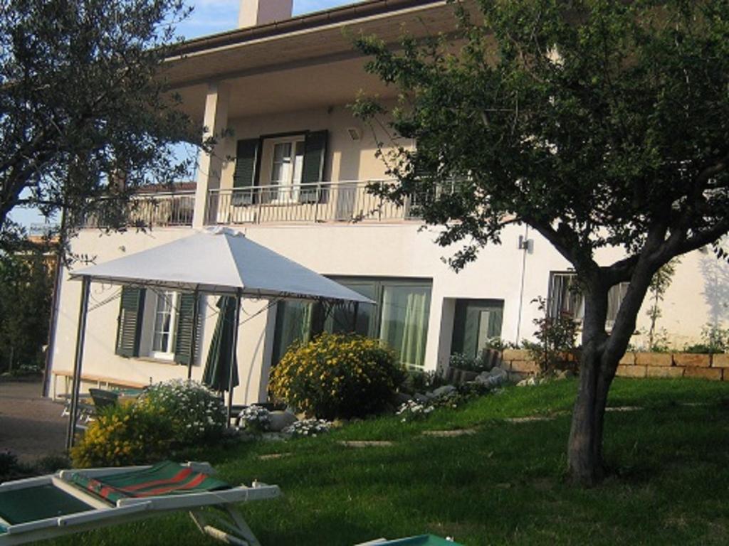 圣马力诺艾玛别墅酒店 - L'Arte dell'Accoglienza的房屋前的白色遮阳伞
