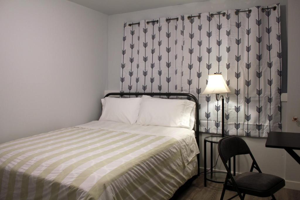 西雅图Rainier Guesthouse (Walk to Metro)的卧室配有1张床、1张桌子和1把椅子