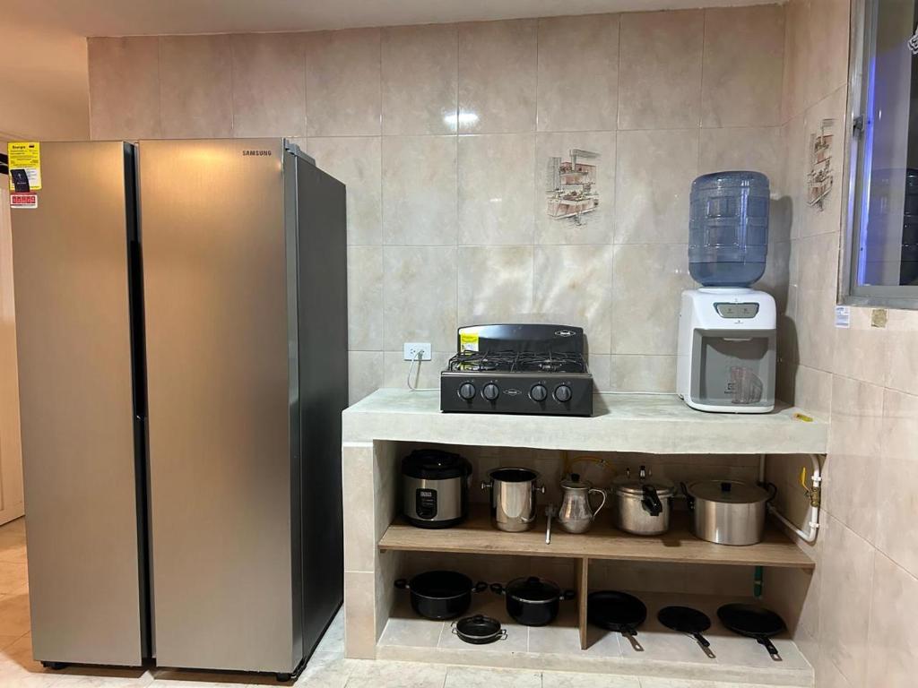 CisnerosCasa Verbena的厨房配有不锈钢冰箱和电器