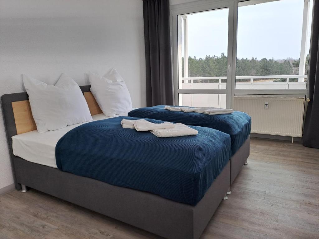 MuldensteinBurgK59, 3 BR, 6 Beds, TV, Kitchen and Bath的一间卧室配有两张带毛巾的床