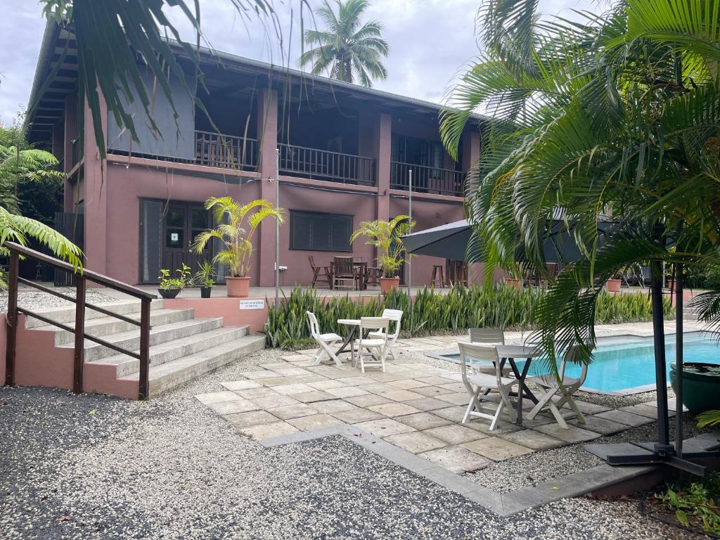 拉罗汤加TE PUKA ESTATE Group & Function Venue的一座带游泳池和大楼的度假村