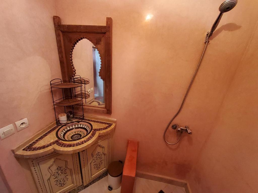 阿加迪尔Surf & Salsa GuestHouse的一间带水槽和镜子的浴室