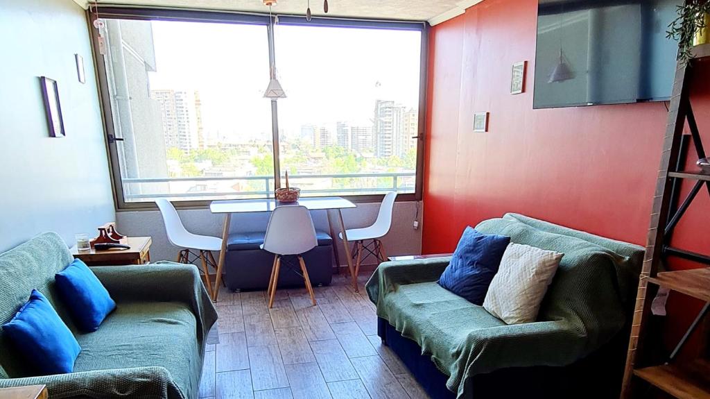 圣地亚哥Smart Home Barrio Italia的客厅配有沙发和桌子