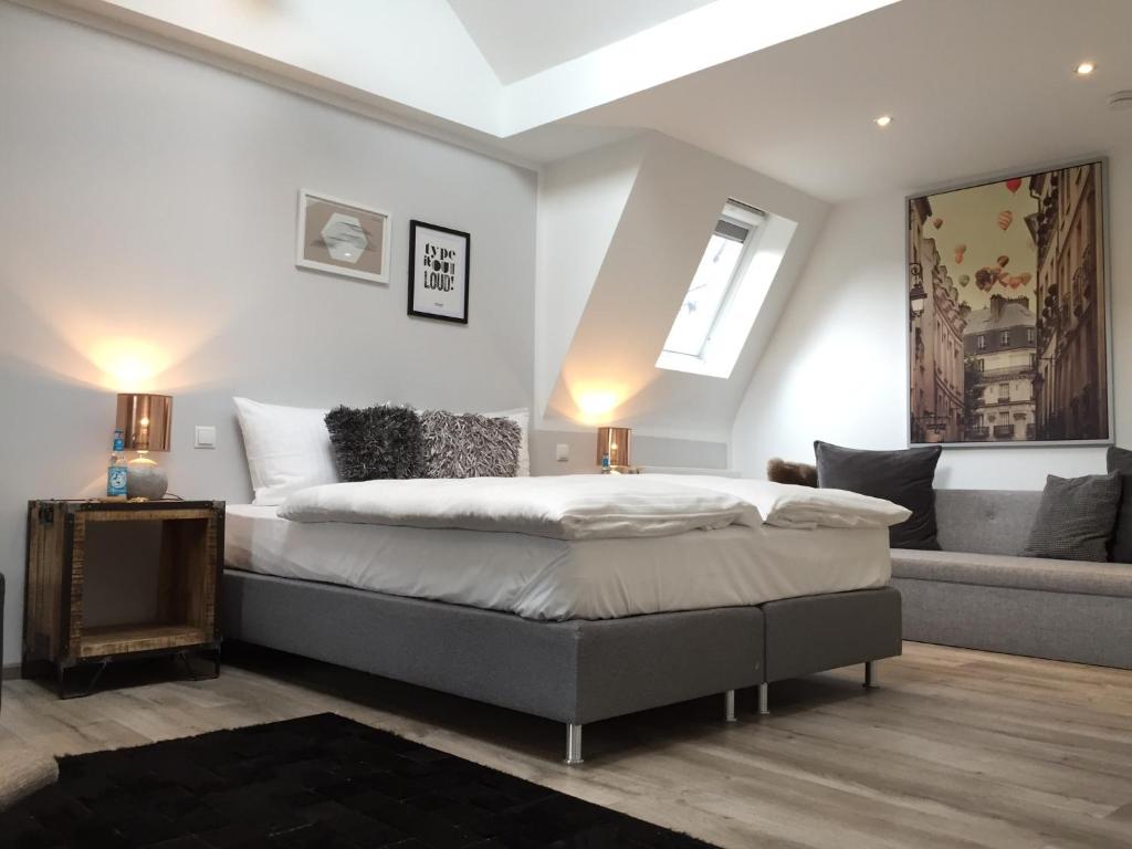 安德纳赫Boutique-Hotel "Stilvoll"的一间卧室配有一张床和一张沙发