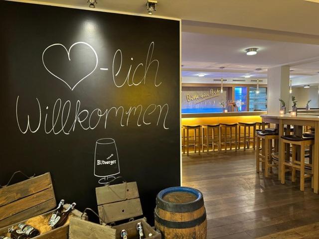 比特堡Zum Simonbräu的一间有黑色墙壁的餐厅,上面有心画