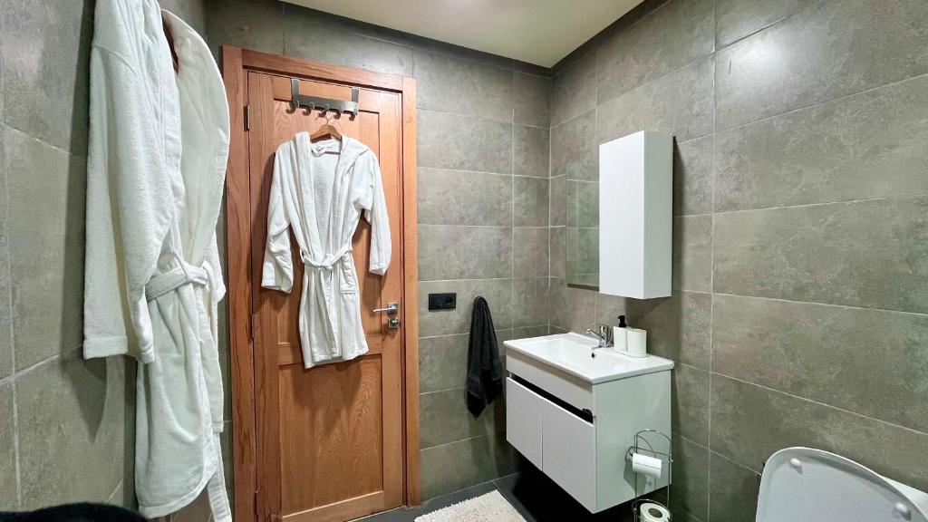 达布阿扎Welcome to your happy place !的一间带卫生间、水槽和门的浴室