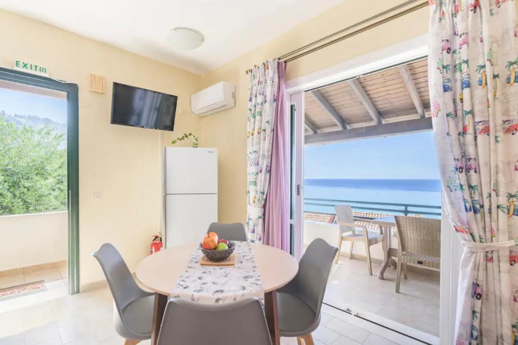 格利法达Amazing Sea View Balcony Ginos Home 123的一间配备有桌椅的海景用餐室