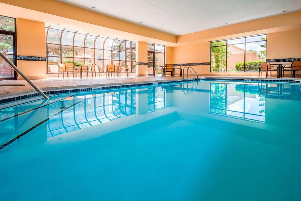 米尔福德波士顿米尔福德万怡酒店的大楼内的一个蓝色海水游泳池