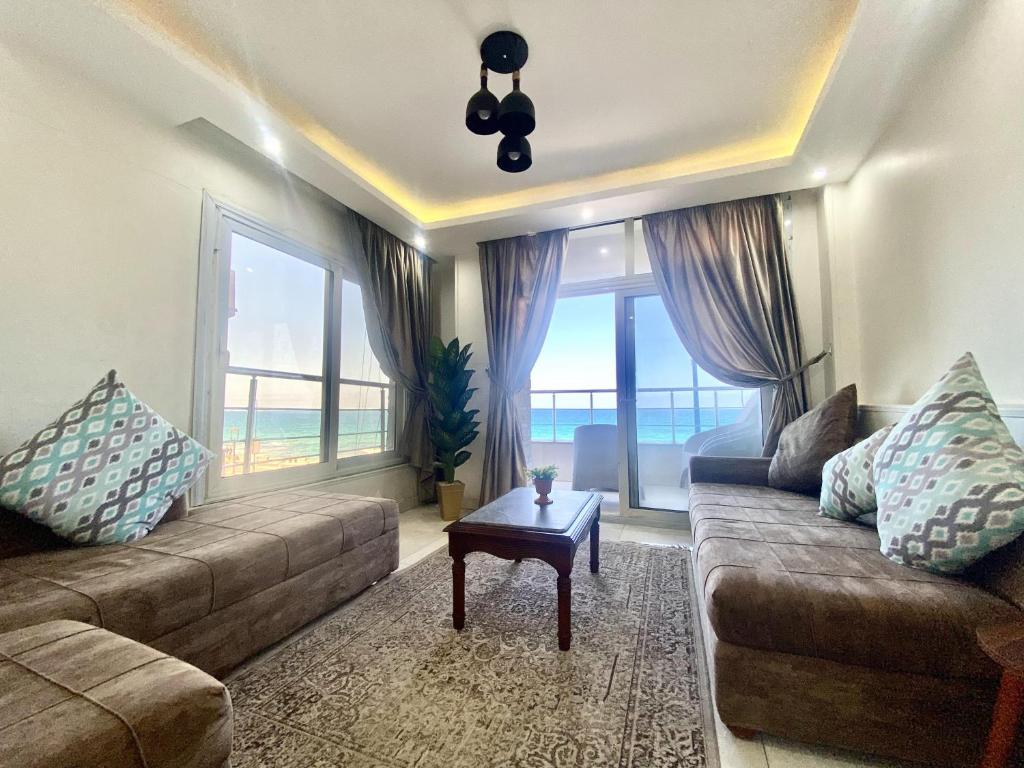 亚历山大Alexandria Luxury Apartments Sporting Direct Sea View的客厅配有沙发和桌子