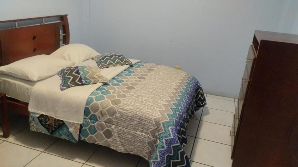 巴尼奥斯Hostal Maria José的一间卧室配有一张带被子和枕头的床