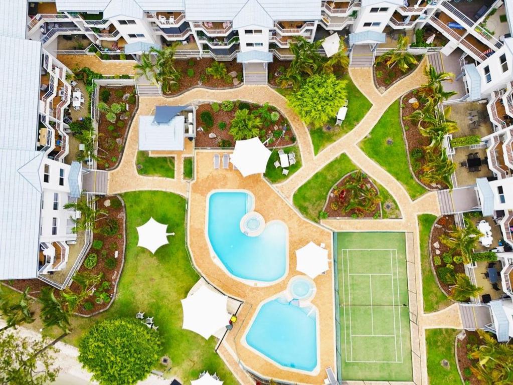 黄金海岸鹈鹕湾公寓酒店的享有带游泳池的度假村的空中景致