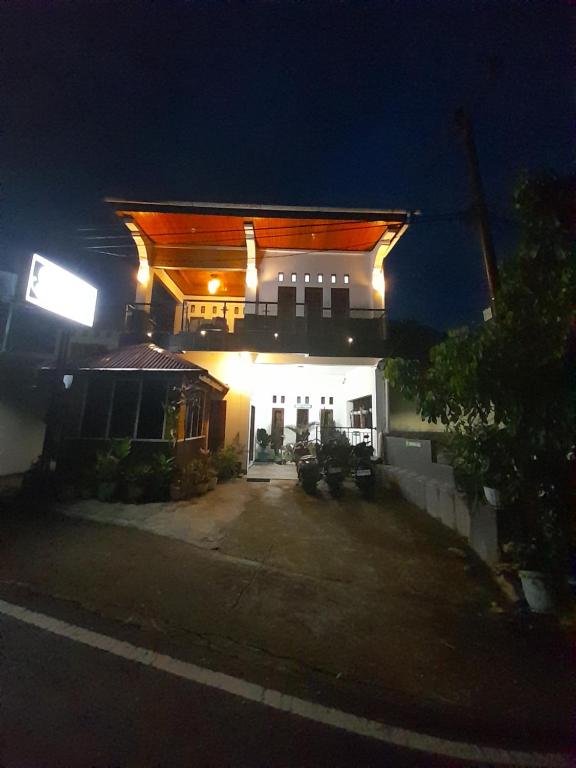 兰特包The Sanduk Homestay的房屋的夜视,灯光照亮