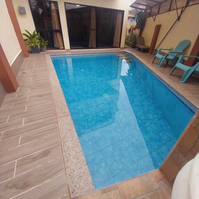 宿务Eli's Villa Cebu的一座蓝色的游泳池