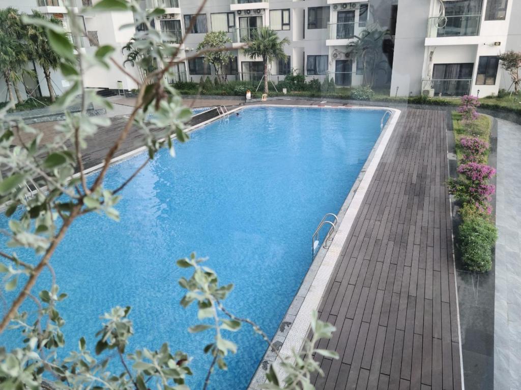 顺化Ina apartment - Nera garden Hue的大楼前的游泳池