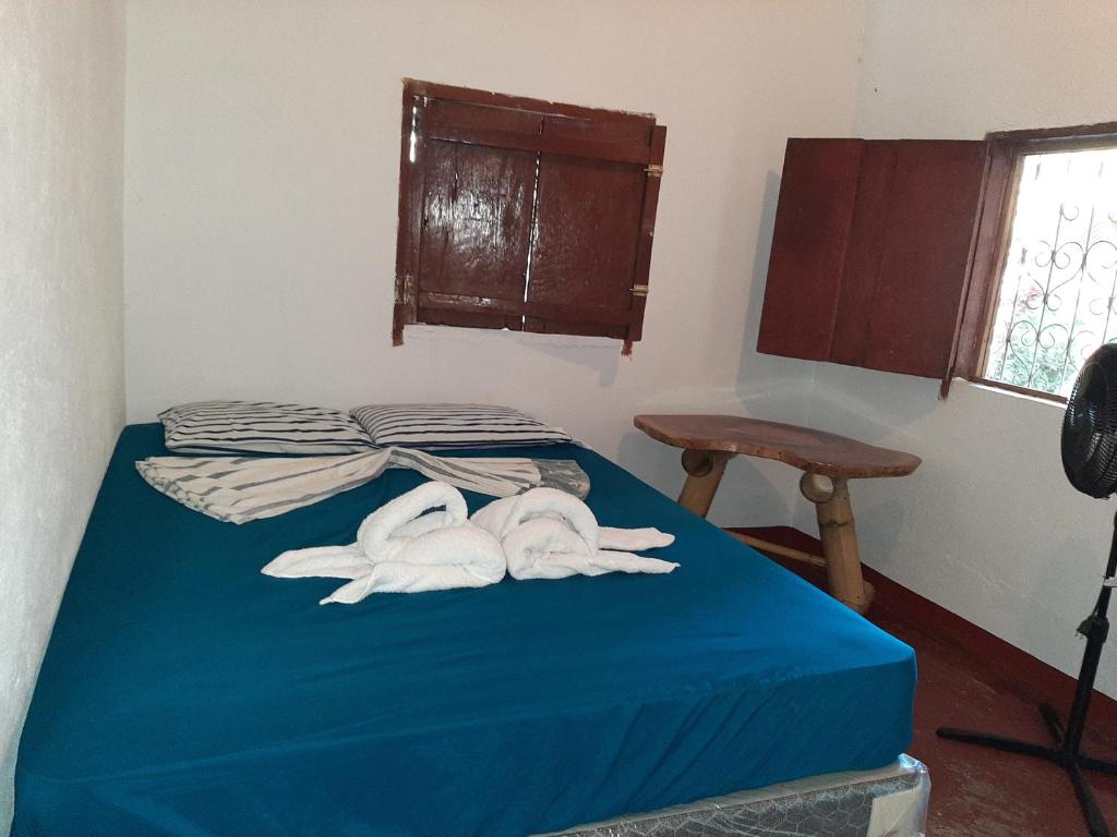 Santo DomingoPlaya Casa Nohelia的一间卧室配有带毛巾的床