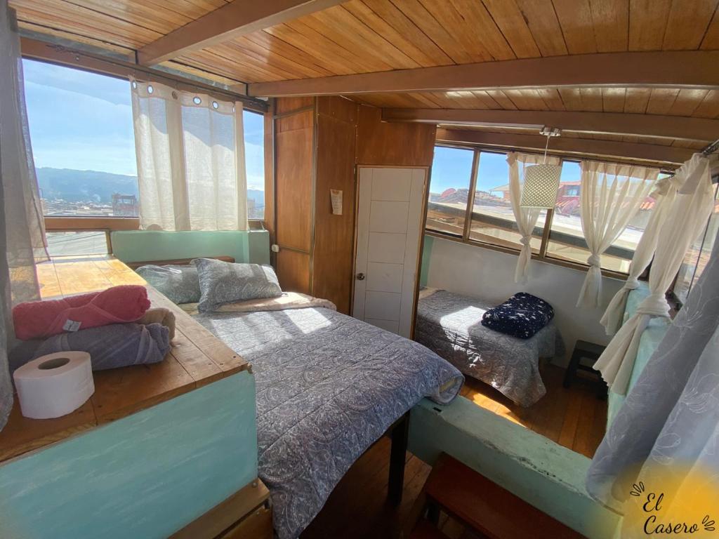 卡哈马卡Minidepa hermosa vista - H. El Casero的小房间设有两张床和窗户