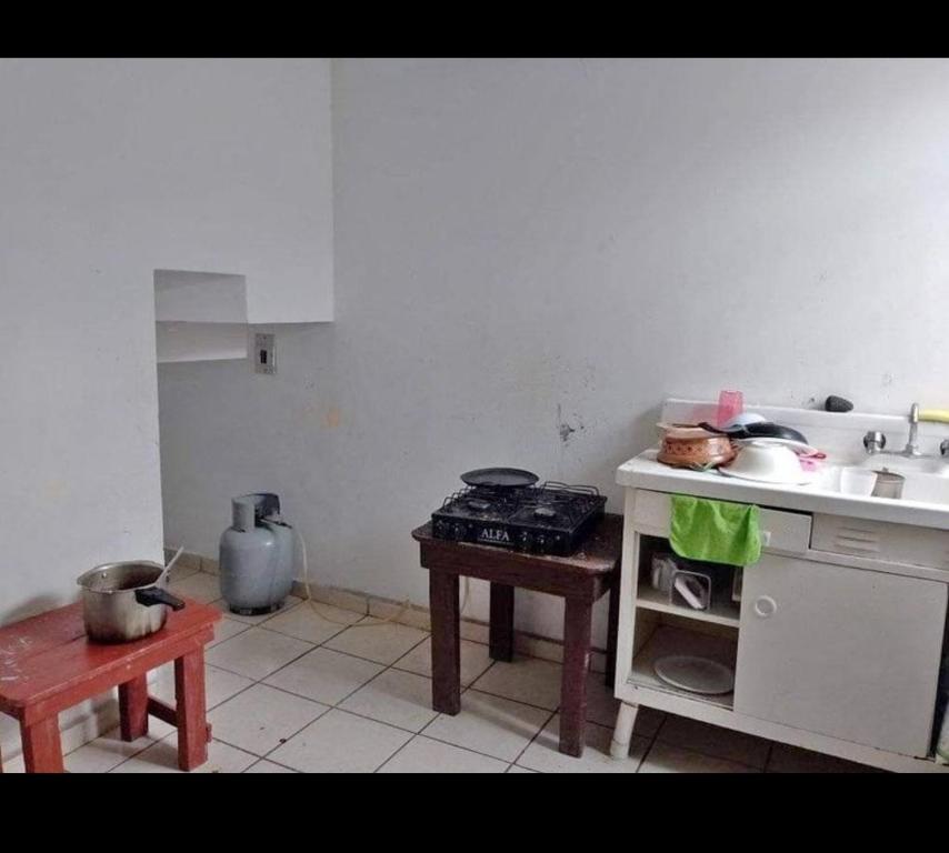 伊达尔戈州波萨里卡Martyshouse的厨房配有炉灶、水槽和桌子