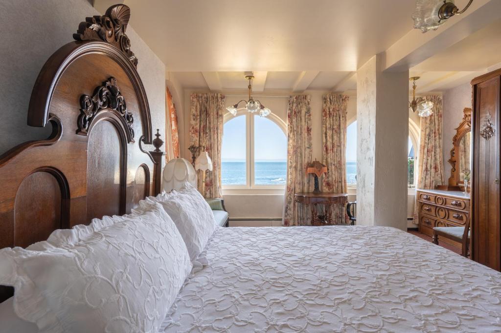 太平洋丛林马丁旅馆的一间卧室设有一张大床,享有海景
