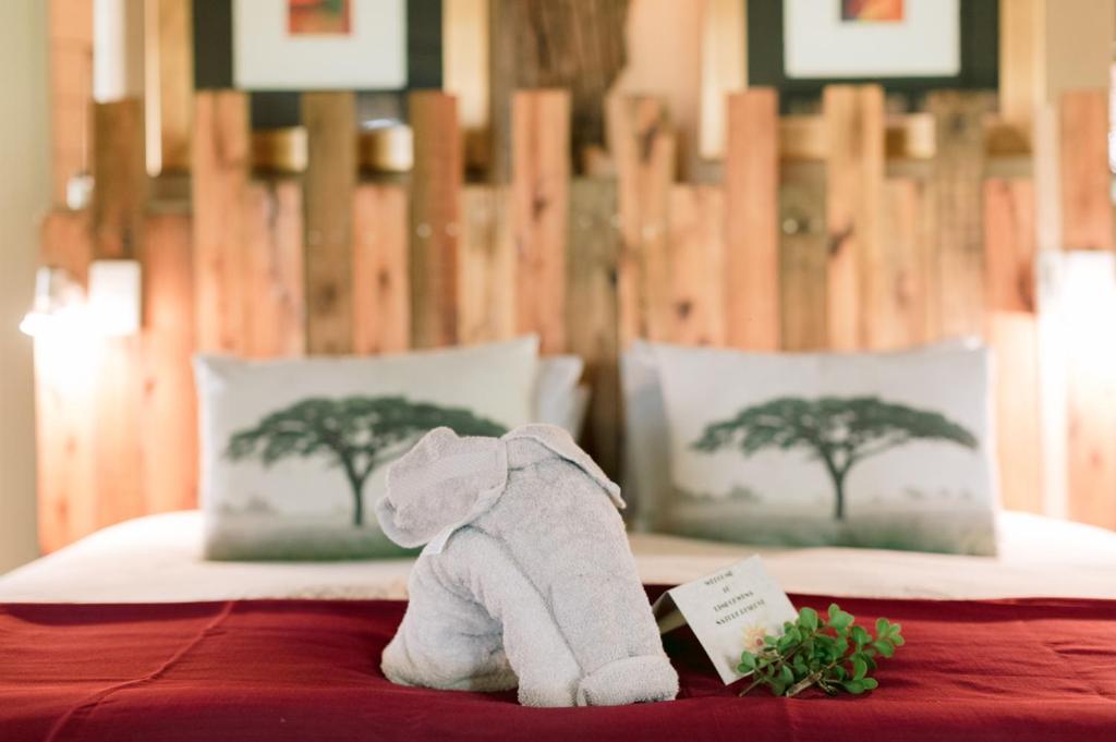 TokioLimpokwena Nature Reserve的坐在床上的填充大象