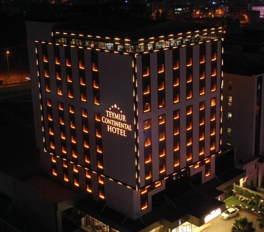 加济安泰普泰穆尔大陆酒店的夜间享有特朗普免费酒店空中景致