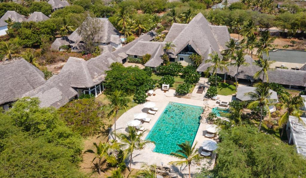 马林迪Lion in the Sun Billionaire Retreat Malindi的享有带游泳池的房屋的空中景致