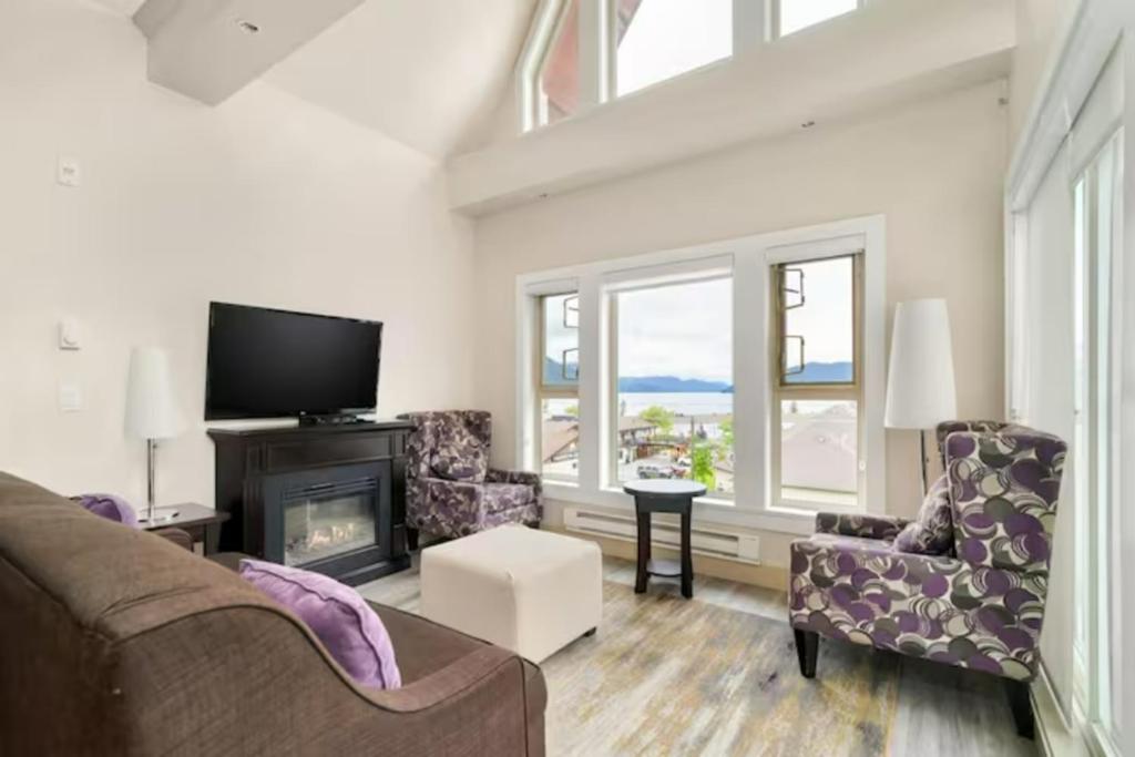 哈里森温泉Scenic 3BR Penthouse Suite w/ Rooftop Lake View的带沙发和壁炉的客厅