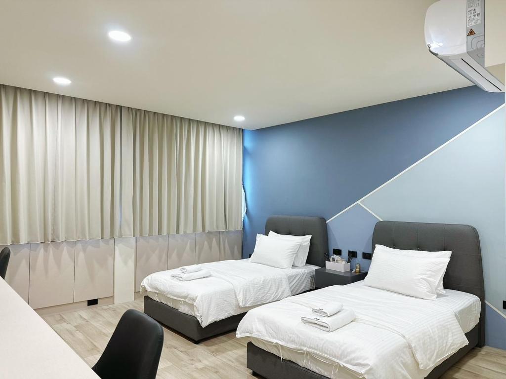 ZhudongChill Place 二馆的蓝色墙壁客房的两张床