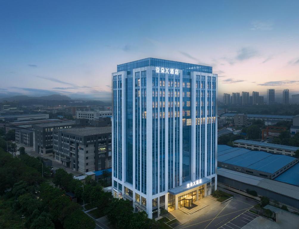 Jiangning南京江宁未来网络小镇亚朵X酒店的一座高大的建筑,城市里灯火通明