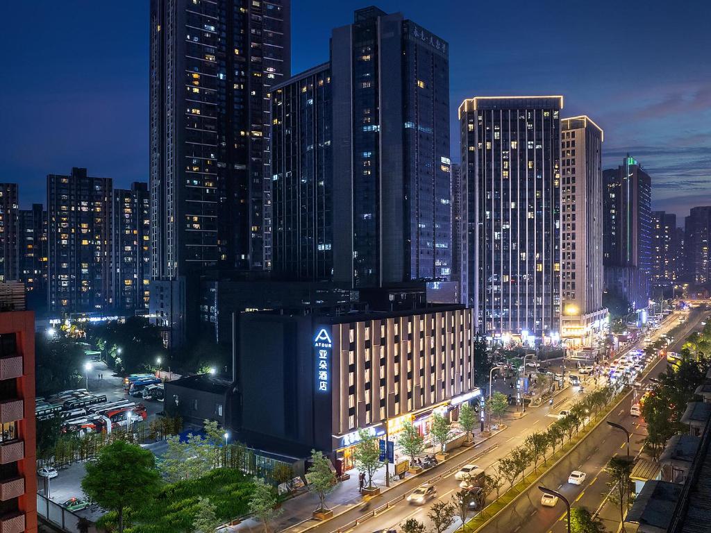 成都成都九眼桥东大街亚朵酒店的城市天际线的夜晚