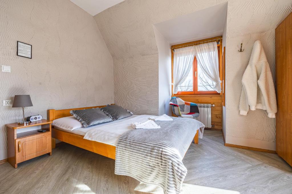 扎科帕内Pokoje gościnne Siodemka的一间小卧室,配有床和窗户