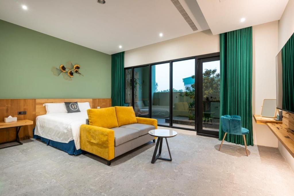 Minxiong禾枫觅月文旅的一间卧室配有一张床和一张黄色椅子