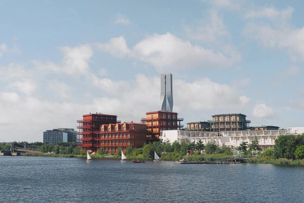 哥德堡Waterfront Cabins的水面上拥有建筑和帆船的城市