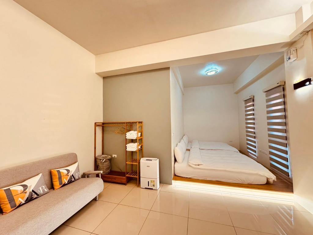 嘉义市徐徐民宿的一间小卧室,配有一张床和镜子