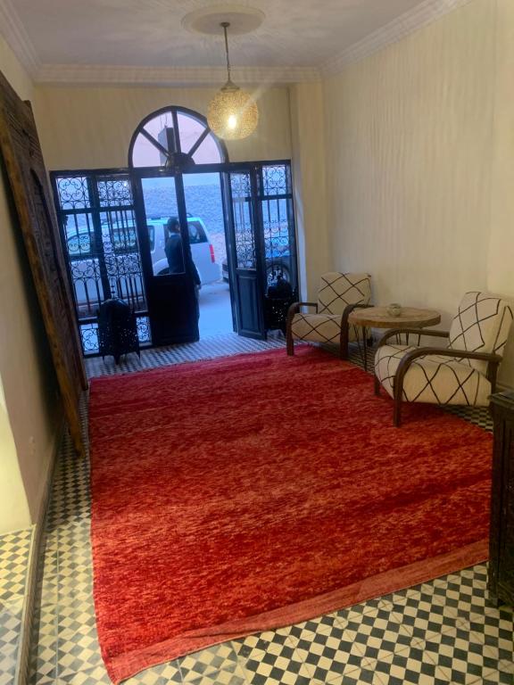 塔鲁丹特Hotel Riad Taroudant的门前有红色地毯的房间