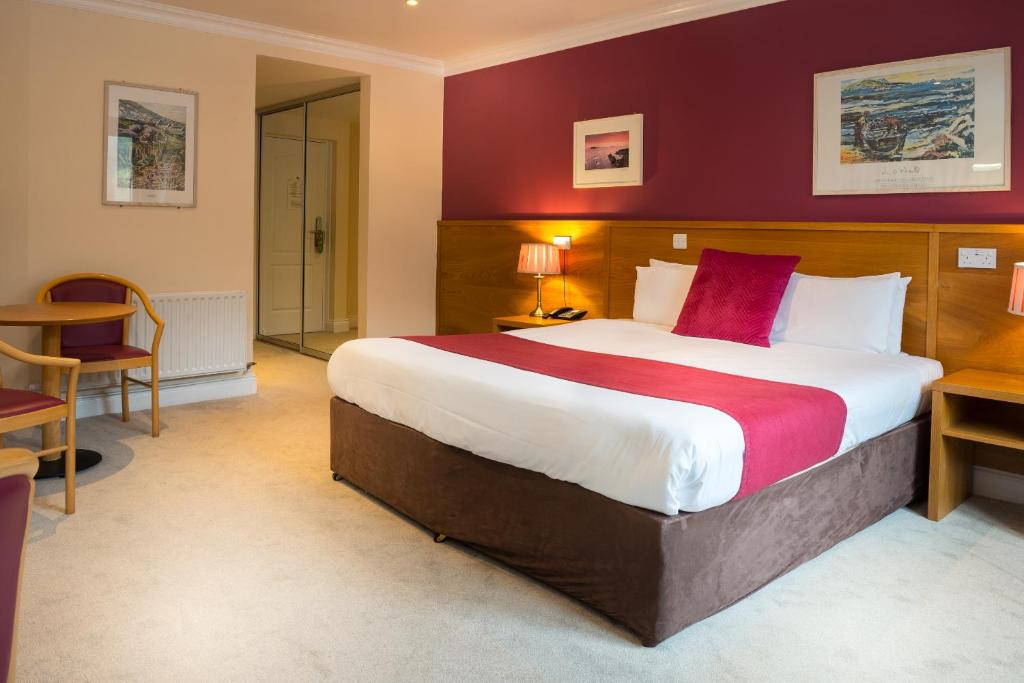 丁格尔西恩西比尔酒店的酒店客房,设有一张红色墙壁的大床