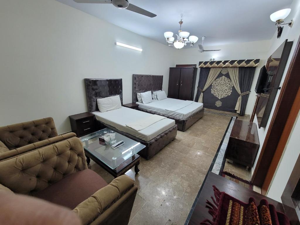 卡拉奇Karachi Family Guest House的客厅配有床和沙发