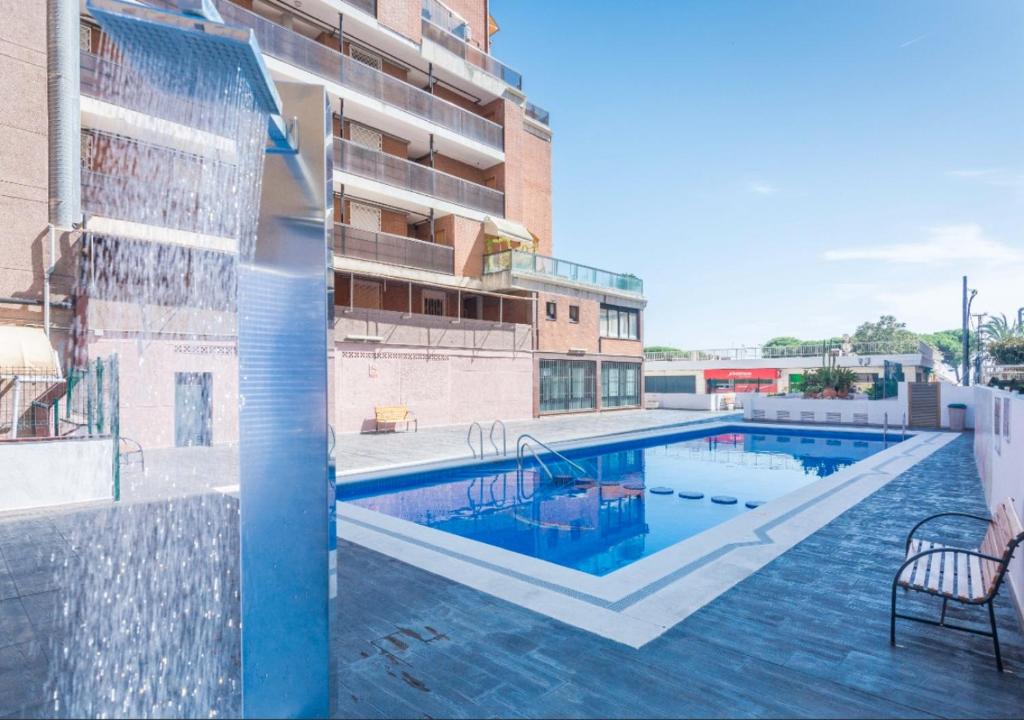 马尔格莱特德玛HomeHolidaysRentals Barcelona-Costa Barcelona的建筑物一侧的游泳池