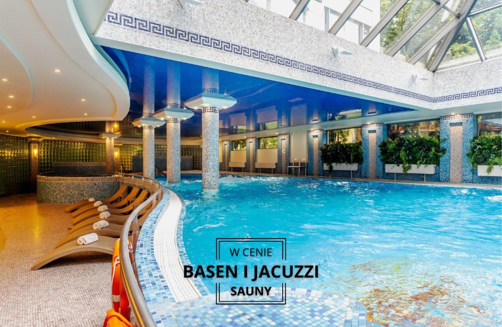 索波特Haffner Hotel & SPA Sopot的酒店大堂的大型游泳池