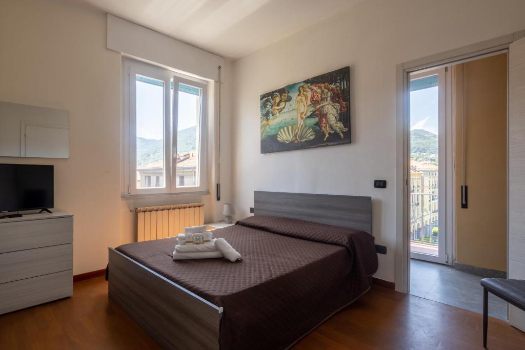 斯培西亚Il Cinquecento的一间卧室配有一张床和一台平面电视
