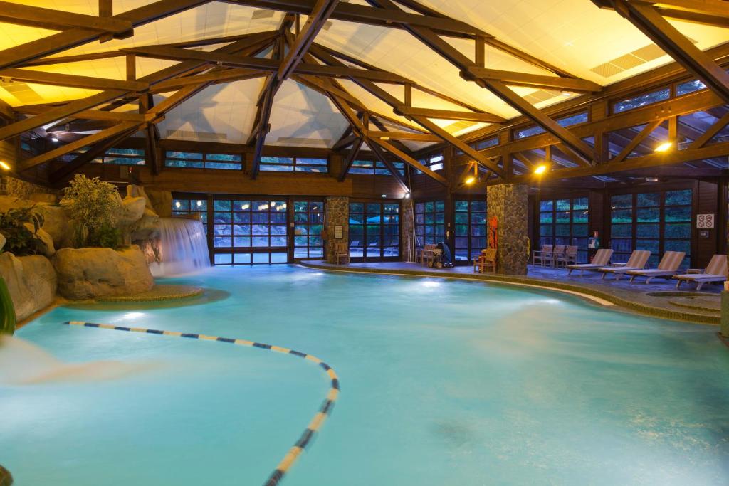 考普瓦利Disney Sequoia Lodge的一座带游泳池的大楼内的大型室内游泳池