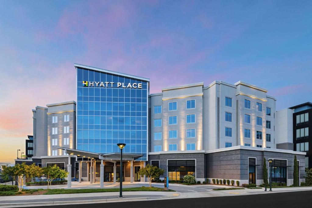 格林斯伯勒Hyatt Place Greensboro Downtown的 ⁇ 染了那情人节酒店