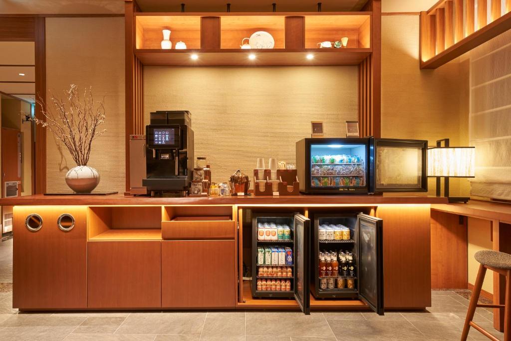 京都Sora Niwa Terrace Kyoto的餐厅的饮料站,冰箱