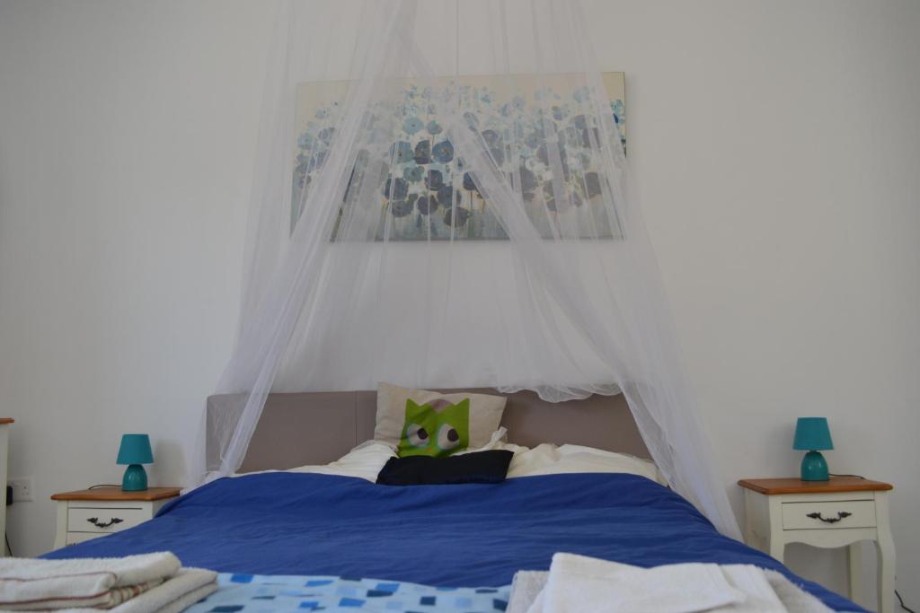 姆西达SeaBreeze penthouse close to Sliema and Valletta的一间卧室配有一张带天蓬的床