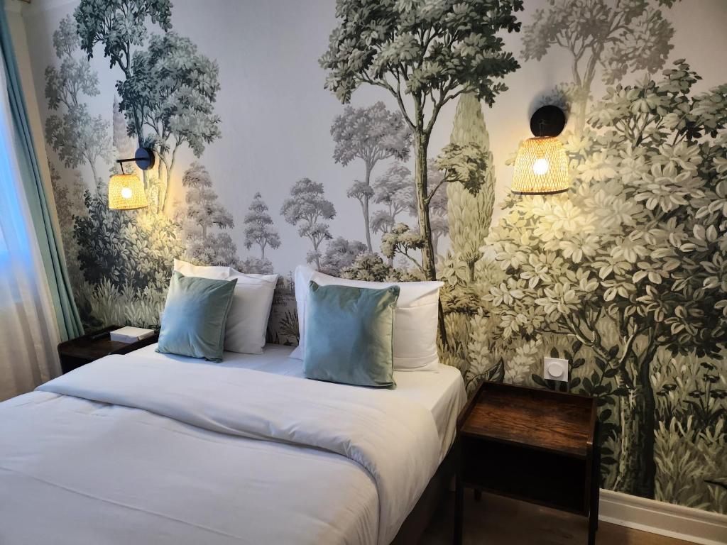 沙尼Auberge la musardière的一间卧室配有一张带花卉壁纸的床